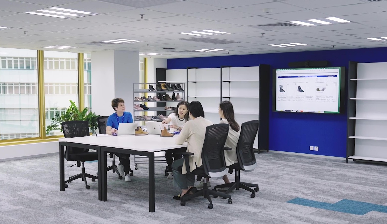The new shared spaces allow SIPLEC’s employees to present the company’s products physically or online and be more efficient at work.