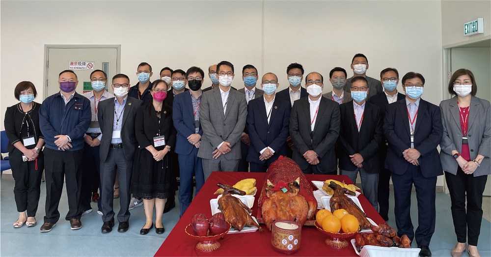 Management of RICOH HONG KONG and TFHK gather with guests for a group photo at the roast-pig cutting ceremony.