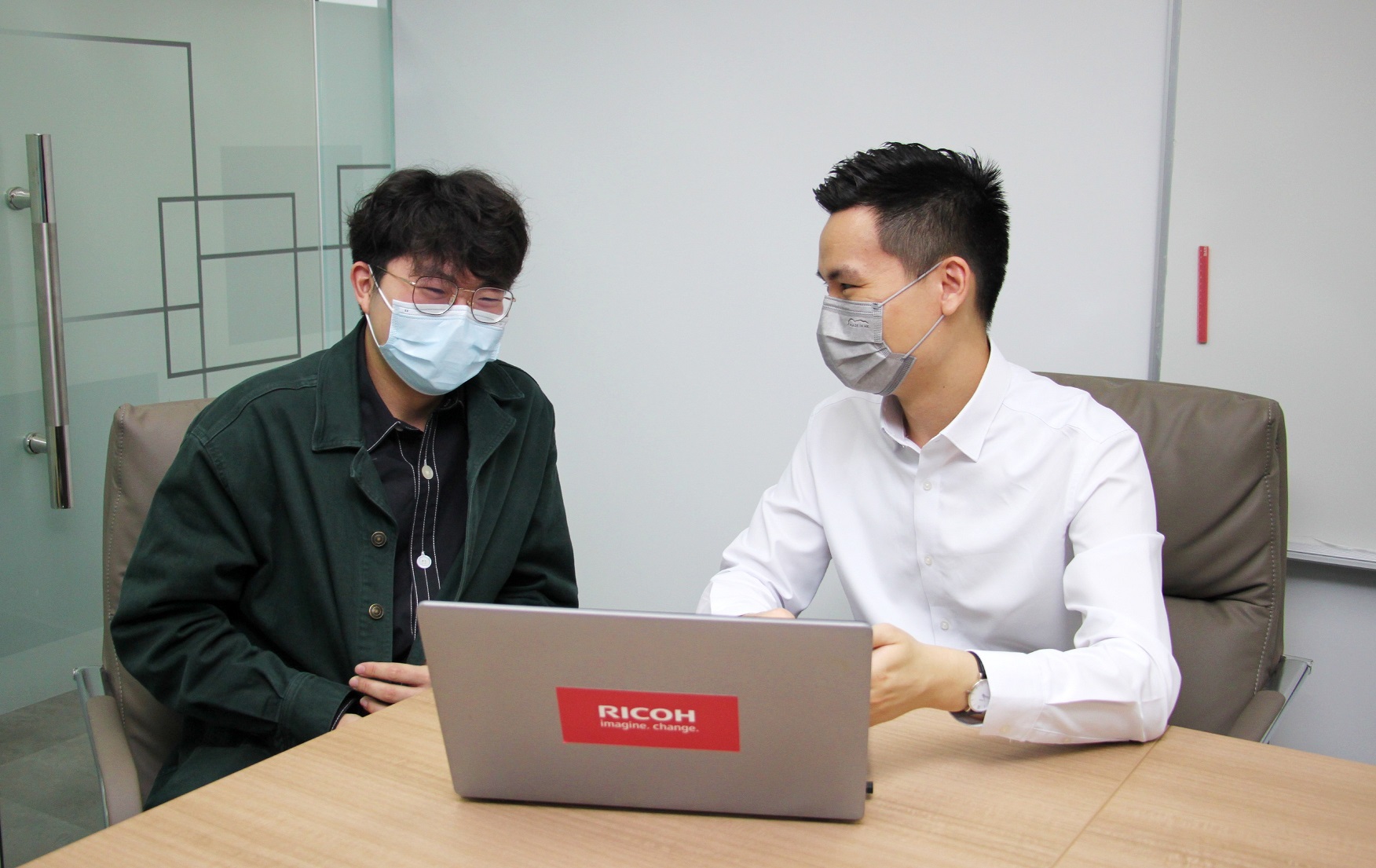 得知廣賢永固木業決定數碼轉型後，Ricoh 的專業團隊便細心研究對方在資訊科技上的實際需要，制訂出一套適合Thomas的解決方案。