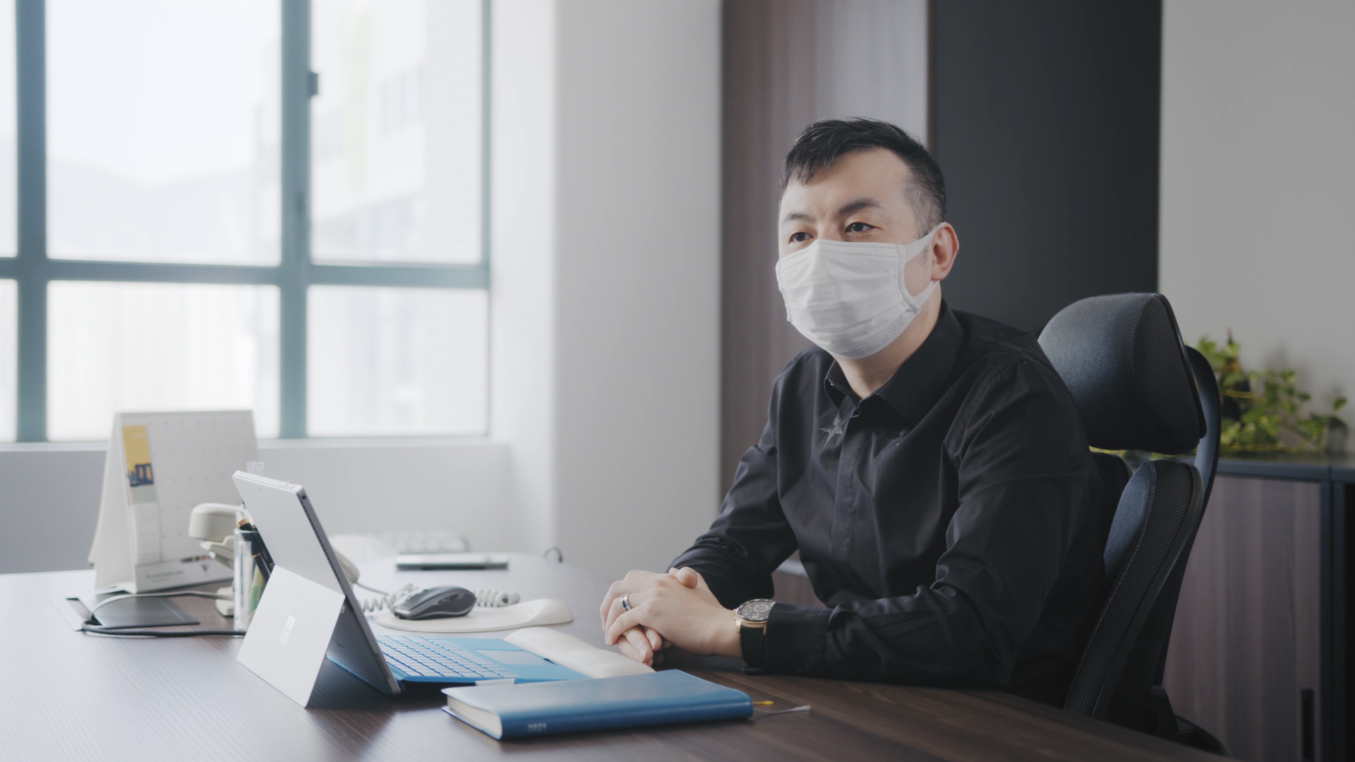 永輝國際物流執行董事梁國鐖（Ryan）笑說，「遷移辦公室是一件大事，始終公司上下會在新辦公室拼搏一段長時間，所以在設計方面必須投入更多資源。個人來說比較欣賞功能性與舒適性兼備的智能工作間設計概念，不單可以靈活有效地利用辦公室的空間，而且亦可回應員工對工作環境的要求，對提升歸屬感及生產力會有正面影響。」