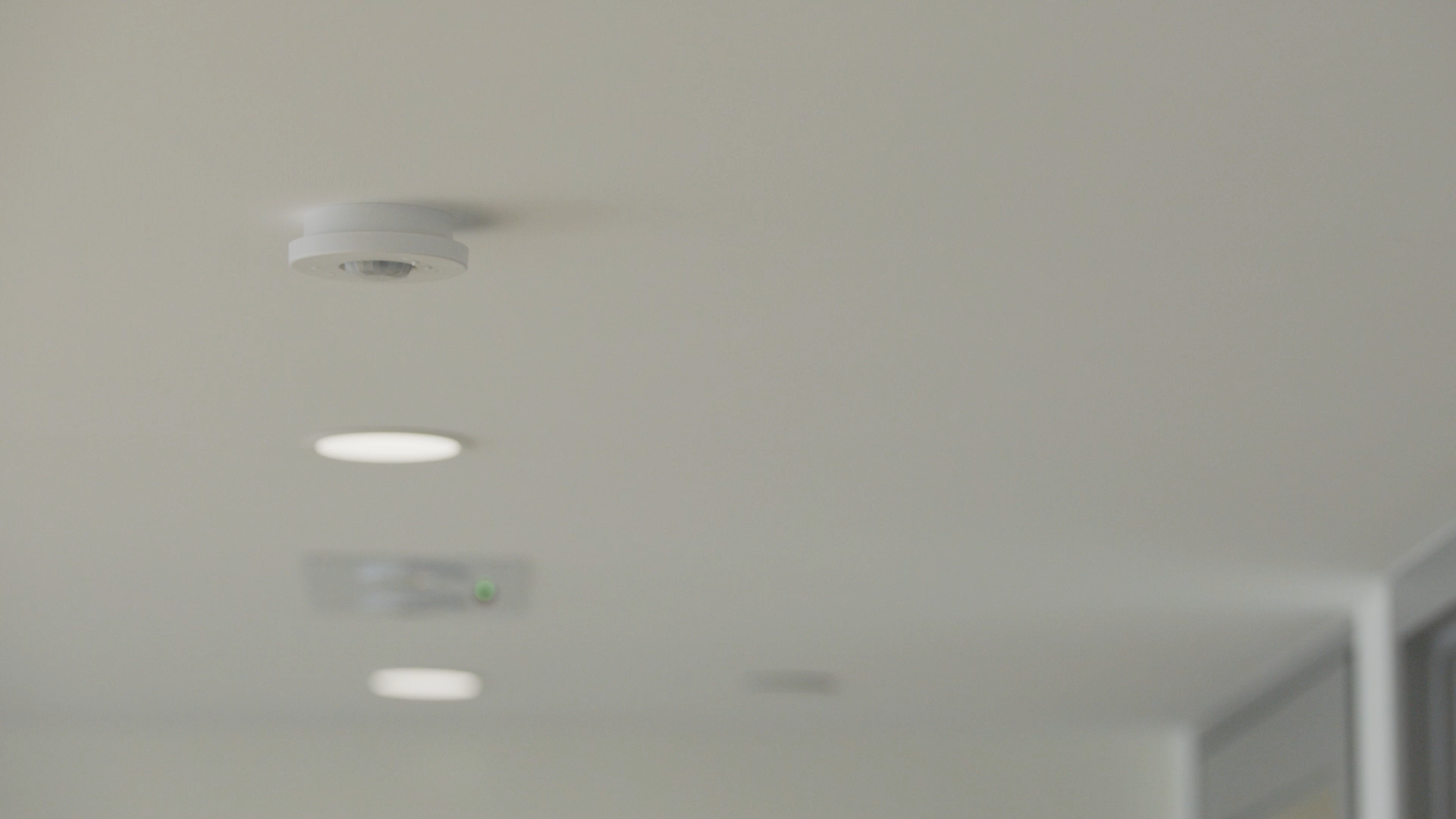 The intelligent daylight responsive system will adjust the luminaires at individual zone dynamically to the natural light source, maintaining the entire office area in optimal lighting conditions. 