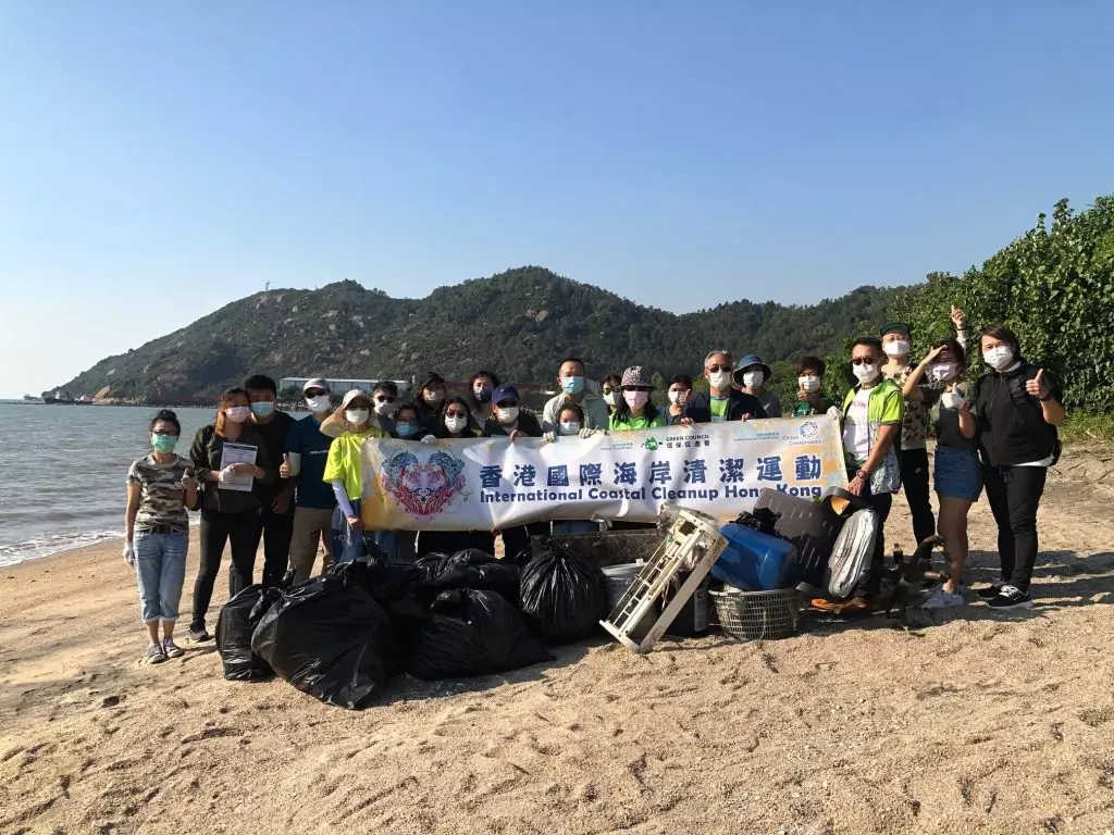 理光（香港）員工及管理層一同出席海岸清潔日，在龍鼓灘清理堆積在海灘和水道的廢物，並透過尋找廢物的源頭，藉此提高大眾對海岸清潔的意識及改變污染海洋的惡習。