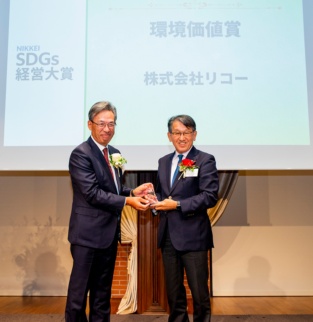 Tsuyoshi Hasebe and Yoshinori Yamashita shaking hands