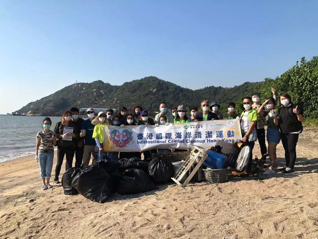 理光(香港)員工及管理層一同出席海岸清潔日,在龍鼓灘清理堆積在海灘和水道的廢物,並透過尋找廢物的源頭,藉此提高大眾對海岸清潔的意識及改變污染海洋的惡習。